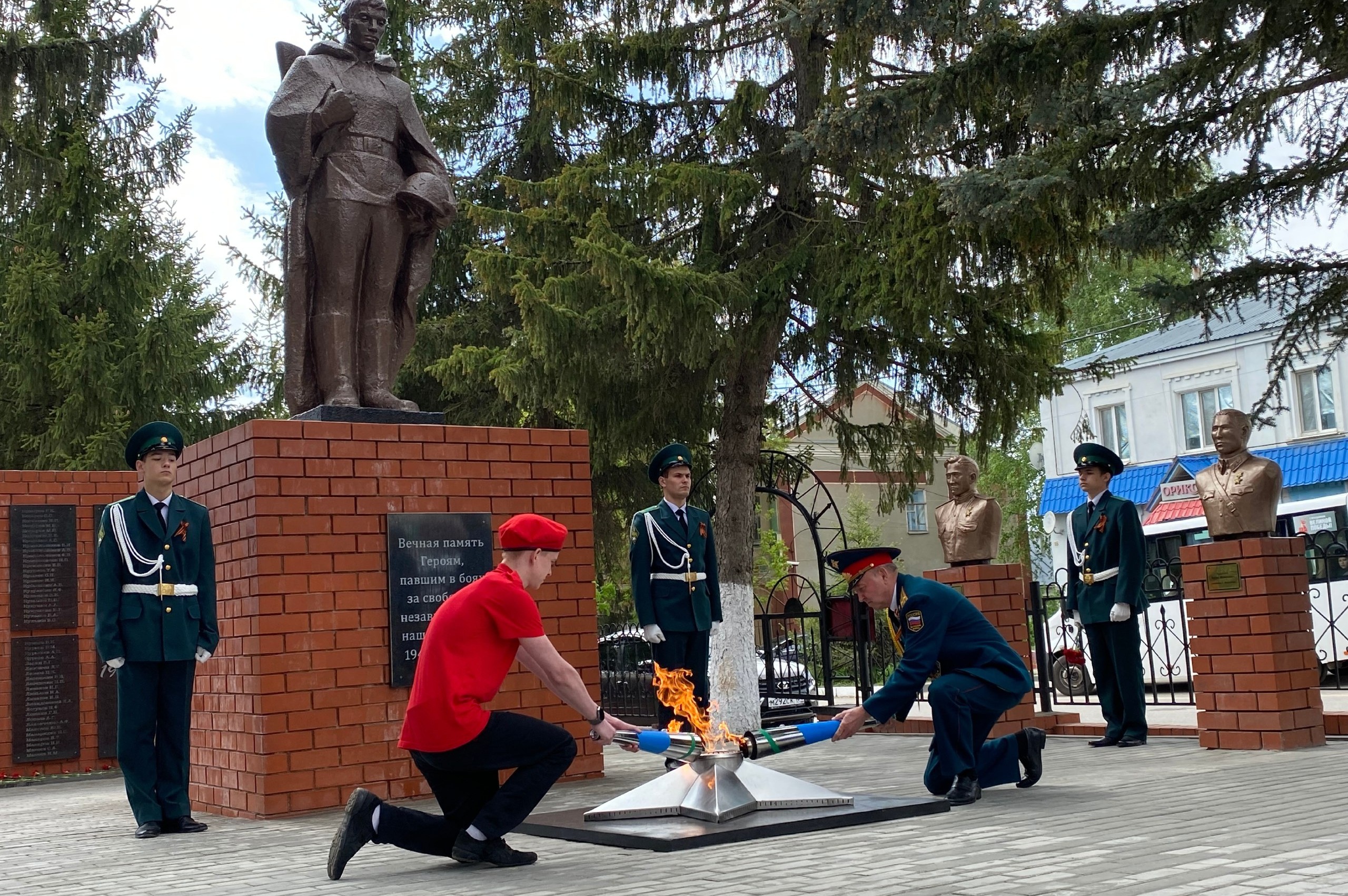 Вечный огонь зажгли на воинском мемориале в Базарном Карабулаке